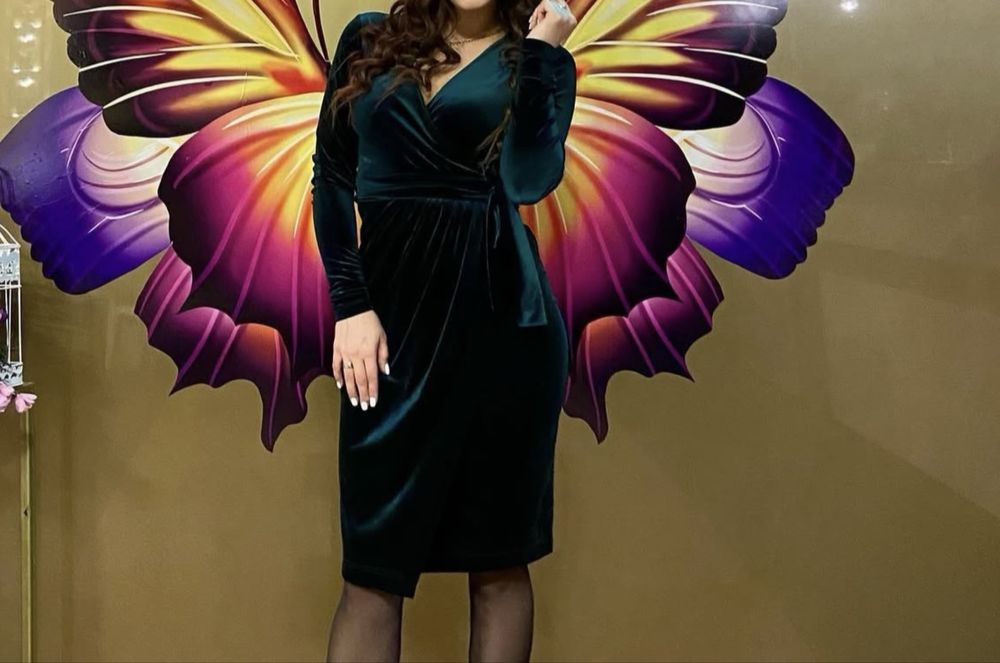 Велюрова сукня в зеленому кольорі