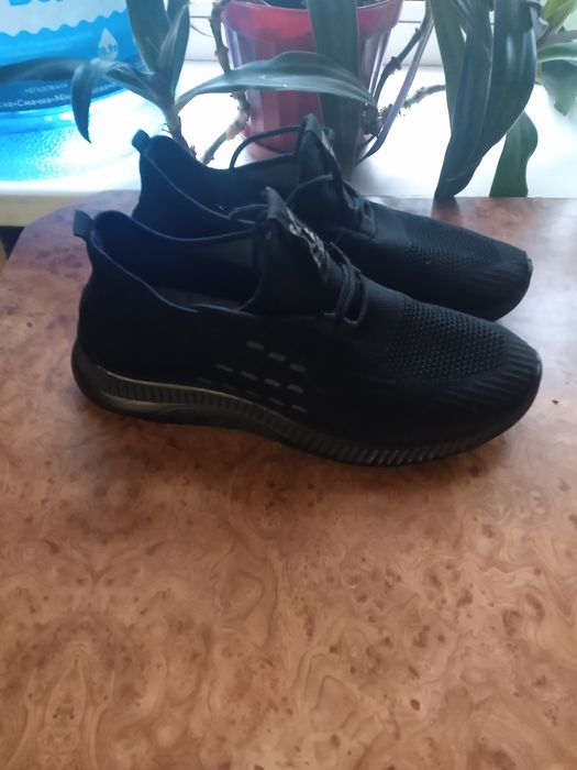 Продам кроссовки