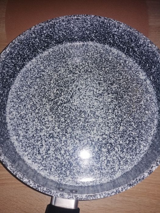 Patelnia marmurowa z przykrywką