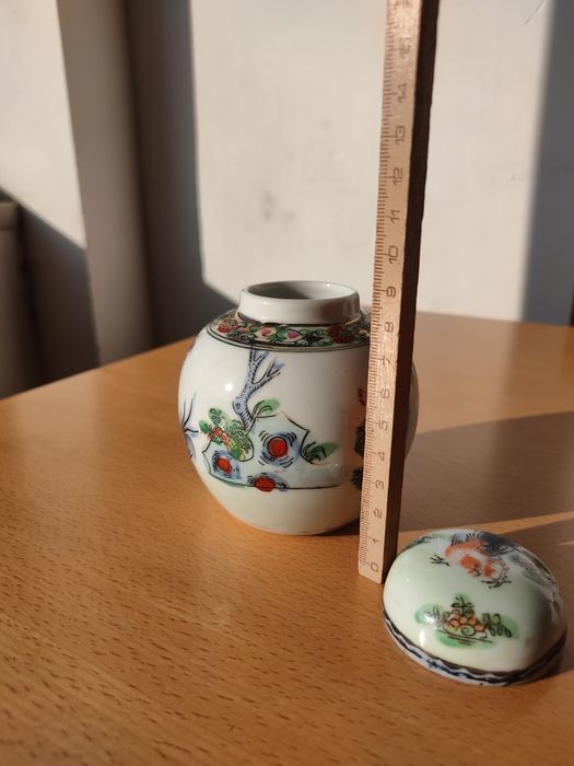 Pote e pequenas taças em porcelana de Macau.