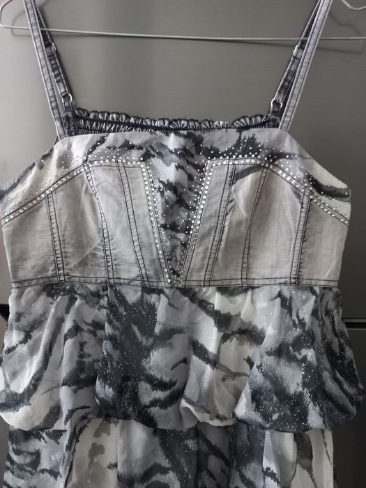Vestido cinzento de cerimónia com alças, folhos e brilhantes