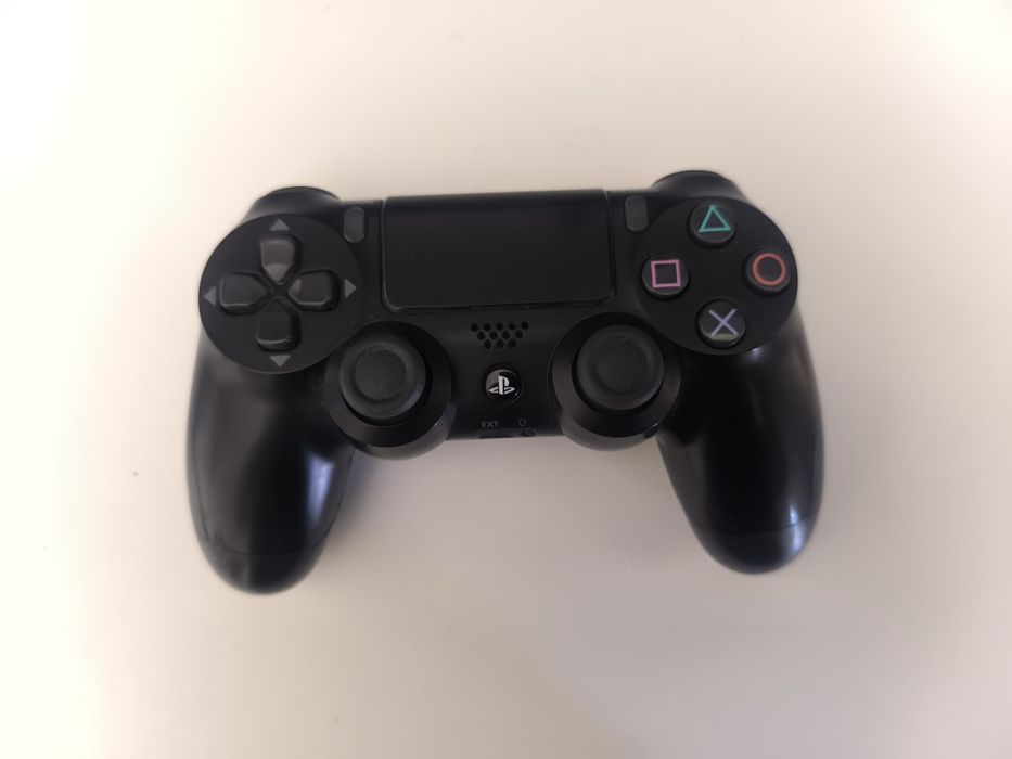 Versão PS4 Slim 500GB, 2 Comandos, 4 Jogos
