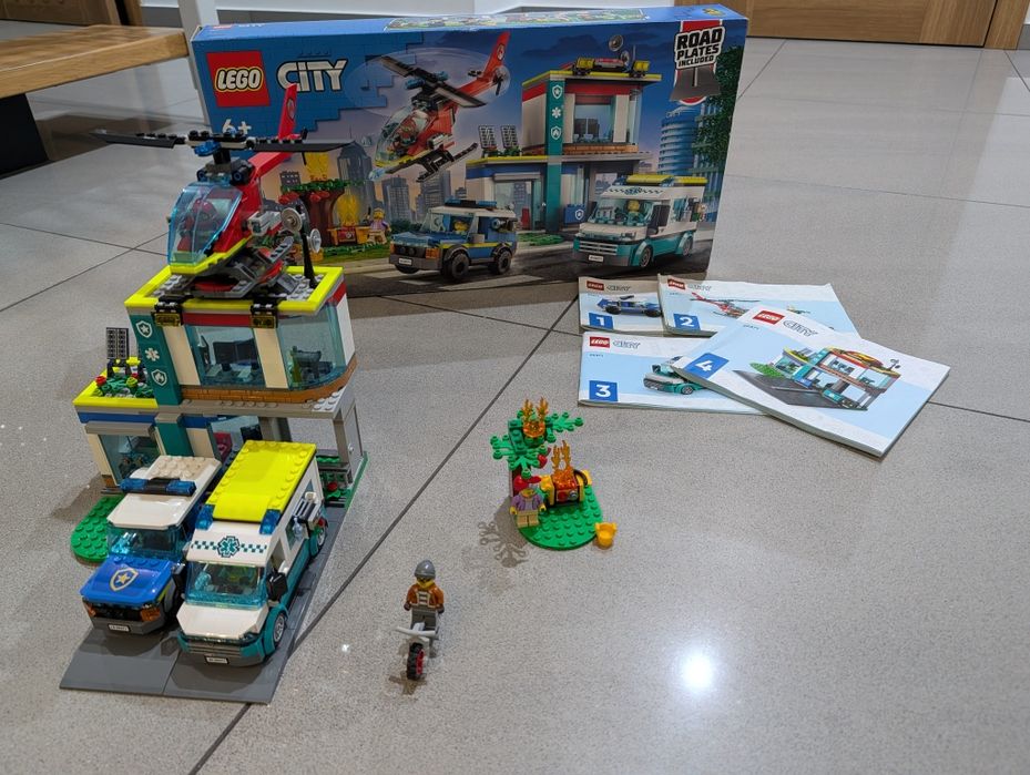 LEGO City 60371 - Parking pojazdów uprzywilejowanych Policja Straż poż