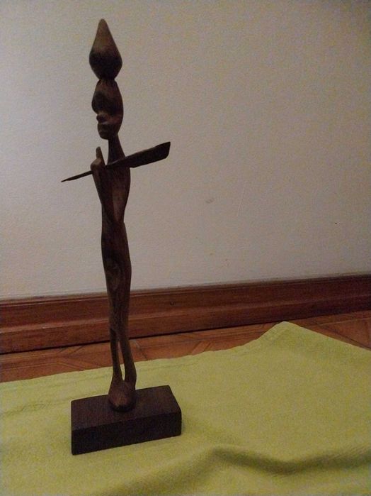 Estatuetas em madeira