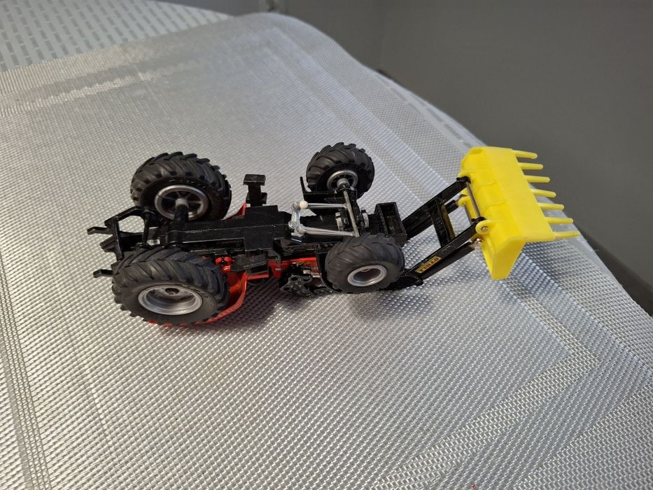 Model Traktor skala 1:24