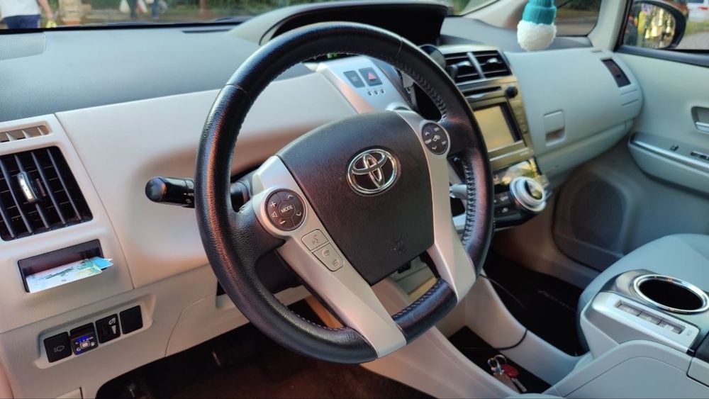 Продам Тoyota prius v 2014, 1,8 phev , газ