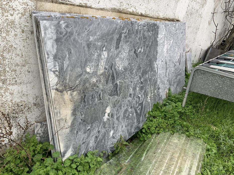 Placas de mármore rosa e cinza