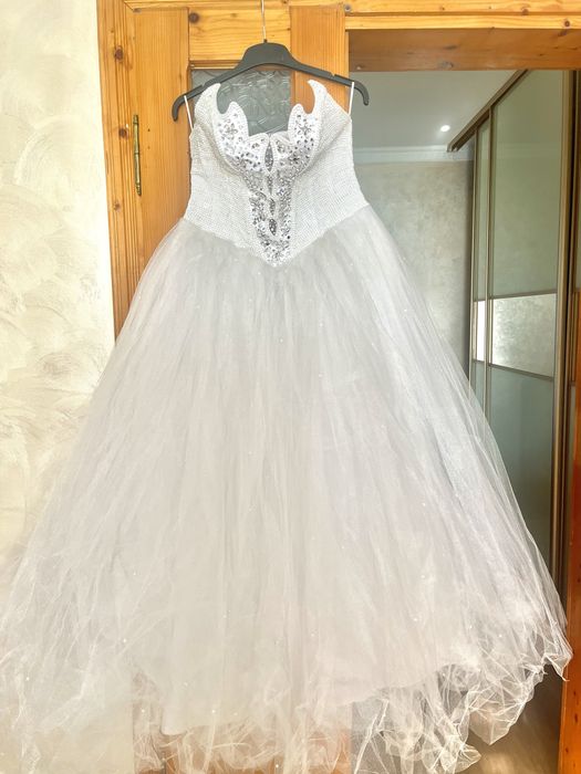 Продам весільну сукню ,каміння Swarovski
