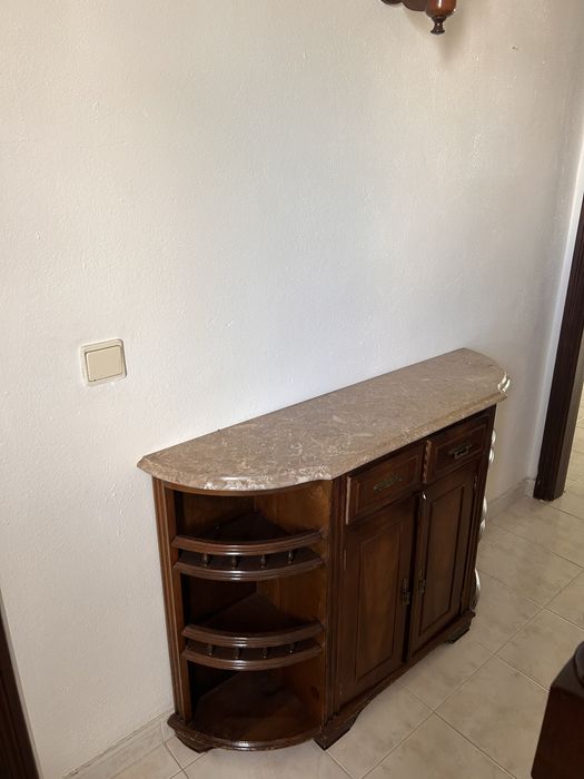 Armário de madeira com pedra por cima