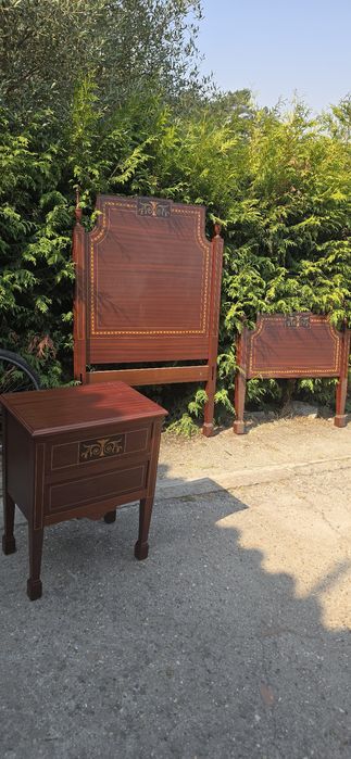 Cama de solteiro e camiseiro em Mogno