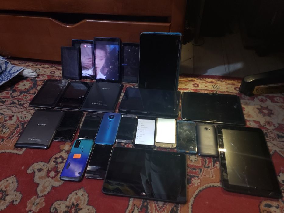 Телефони і планшети продаж