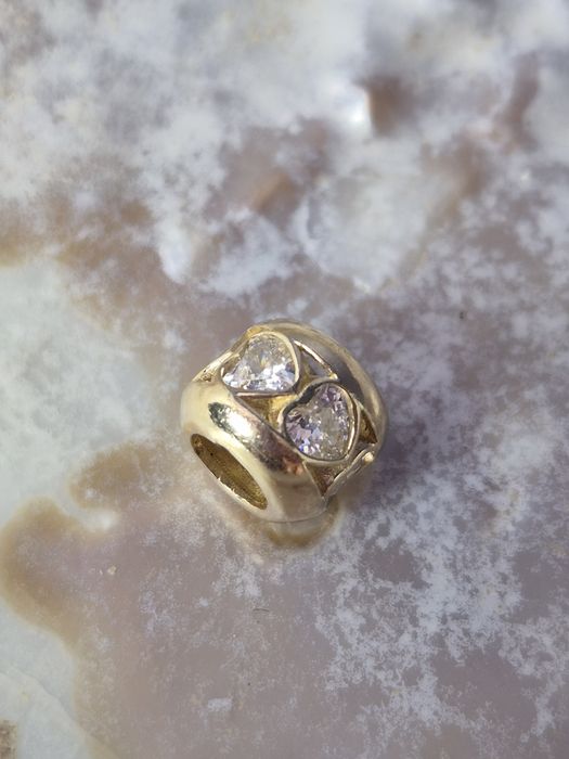 Złoty charms do bransoletek typu Pandora okrągły serce cyrkonie białe