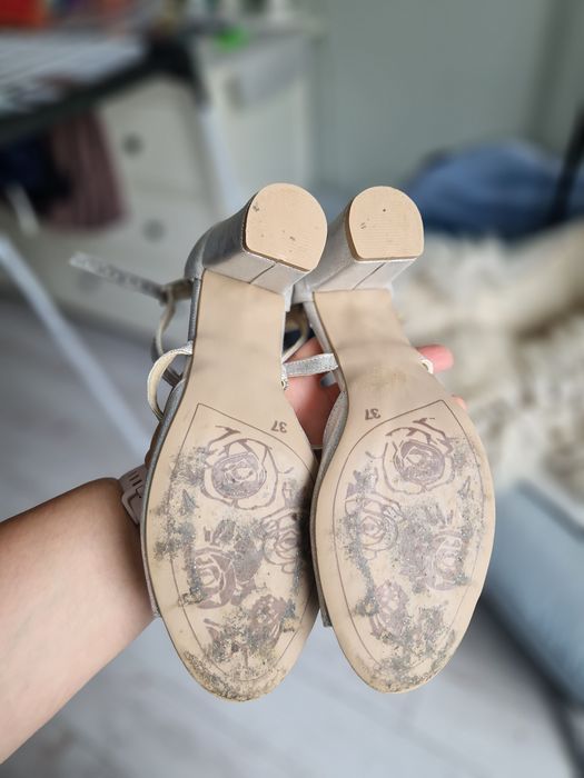 Buty skórzane/sandaly rozm. 37 srebrne na obcasie typu klocek