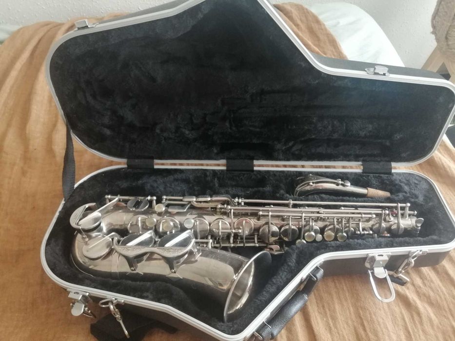 Saxofone Alto Amati Kraslice Super Classic: excelente estado