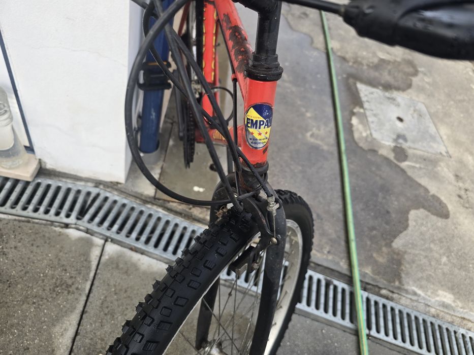 Bicicleta usada vermelha