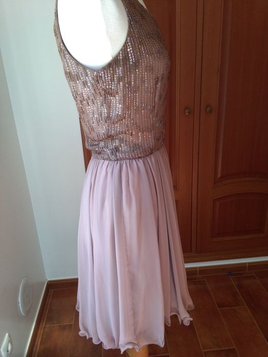 Vestido de cerimónia, com tronco bordado com  lantejoulas