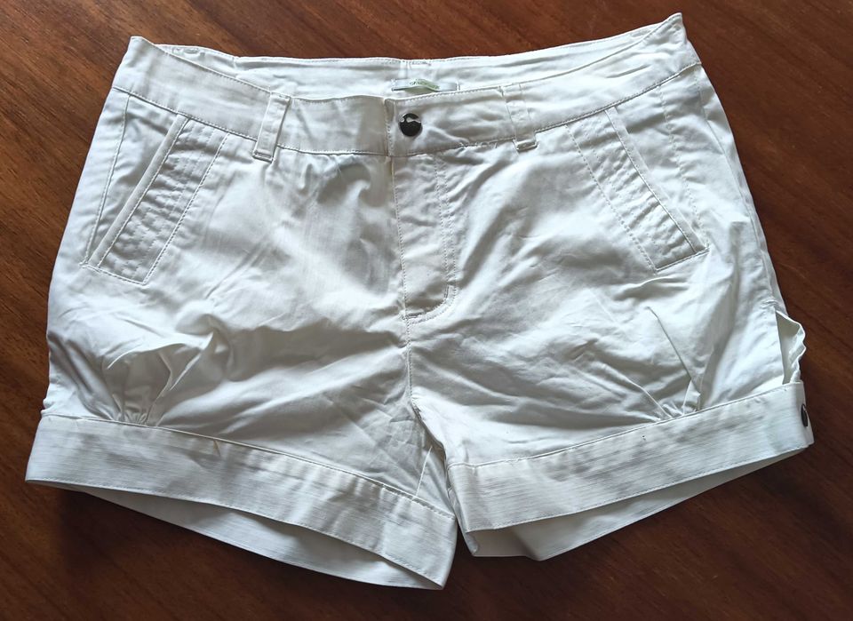 Calções femininos e saias