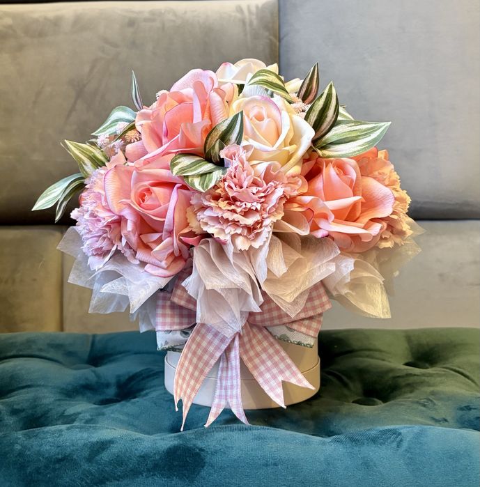 Flower box, róże, goździki, kwiaty jak żywe