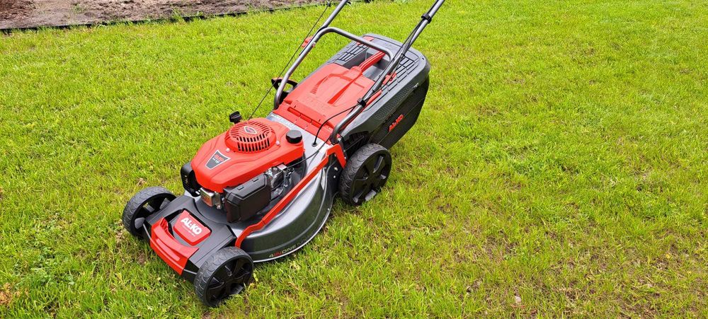 Wynajem Kosiarka Spalinowa z Funkcją Mulczowania Mielenia Trawy