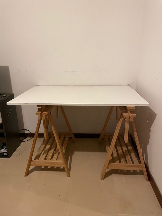 Estirador com cavalete em madeira e régua paralela instalada