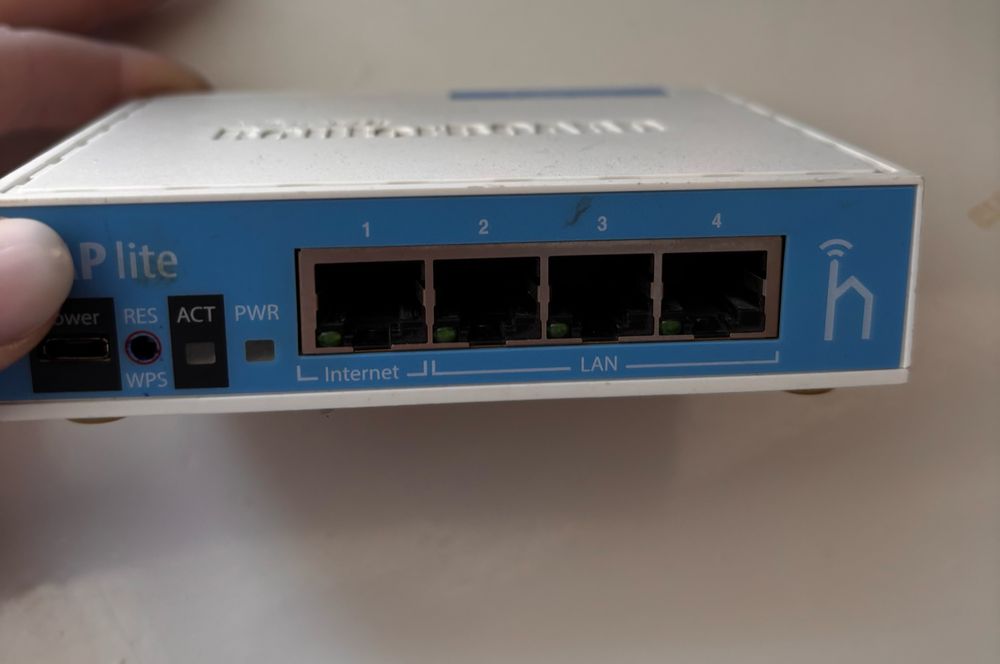 Wi-Fi роутер MikroTik hAP lite (RB941-2nD)