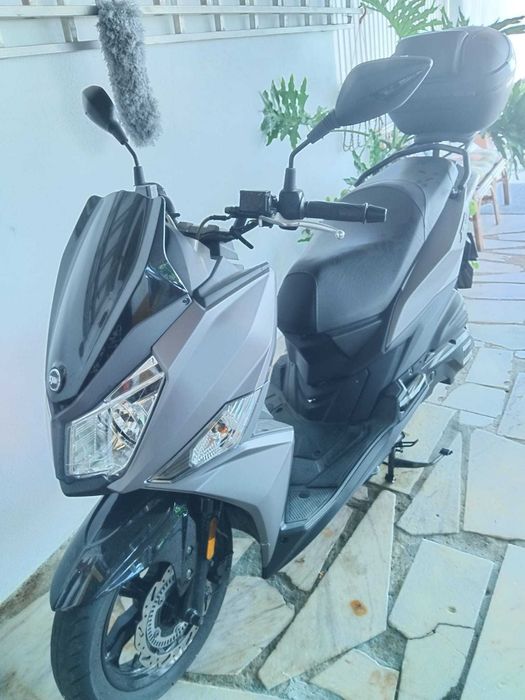 Renault 4L / Scooter Sym 125