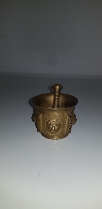 Almofariz em bronze antigo e bem conservado