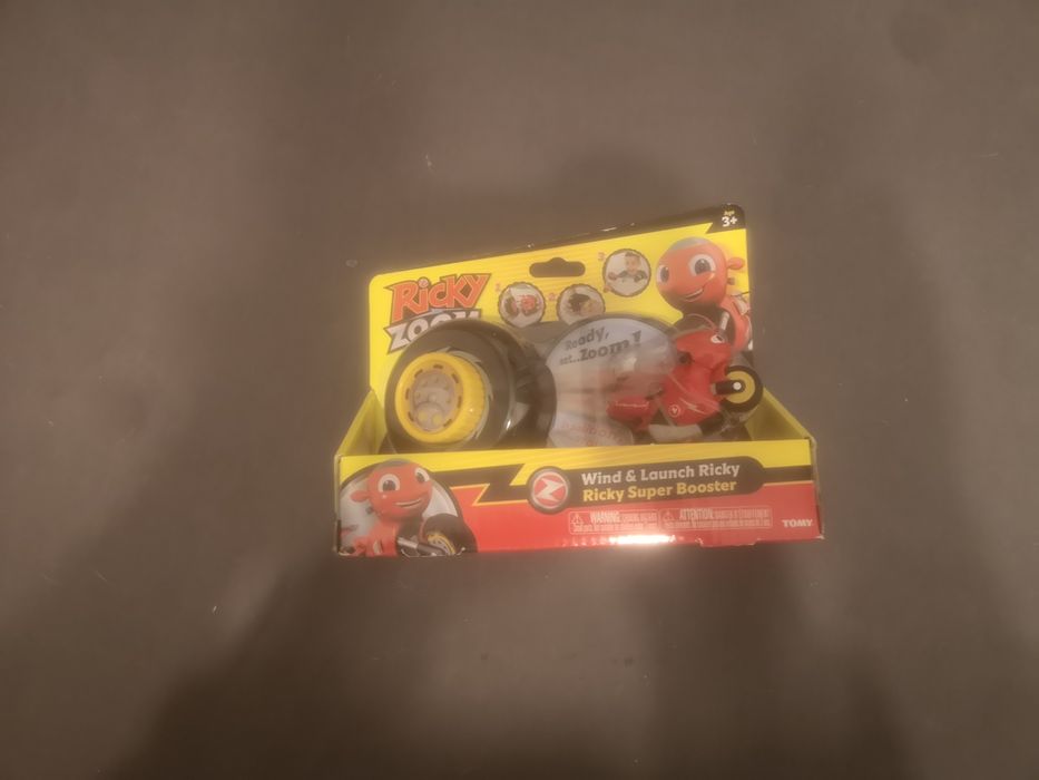 Produktem jest zabawka z serii Ricky Zoom, konkretnie zestaw "Wind & L