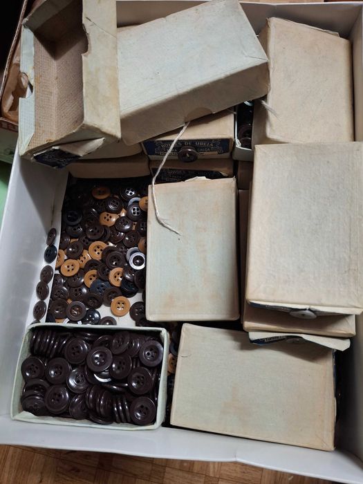 Lote 1 : ~11kg de Botões de costura Vintage, novos