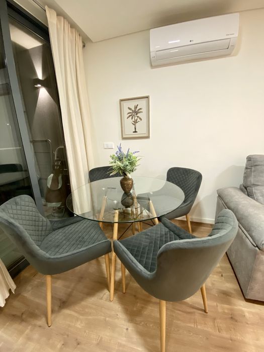 Cojunto de mesa com 4 cadeiras estofadas