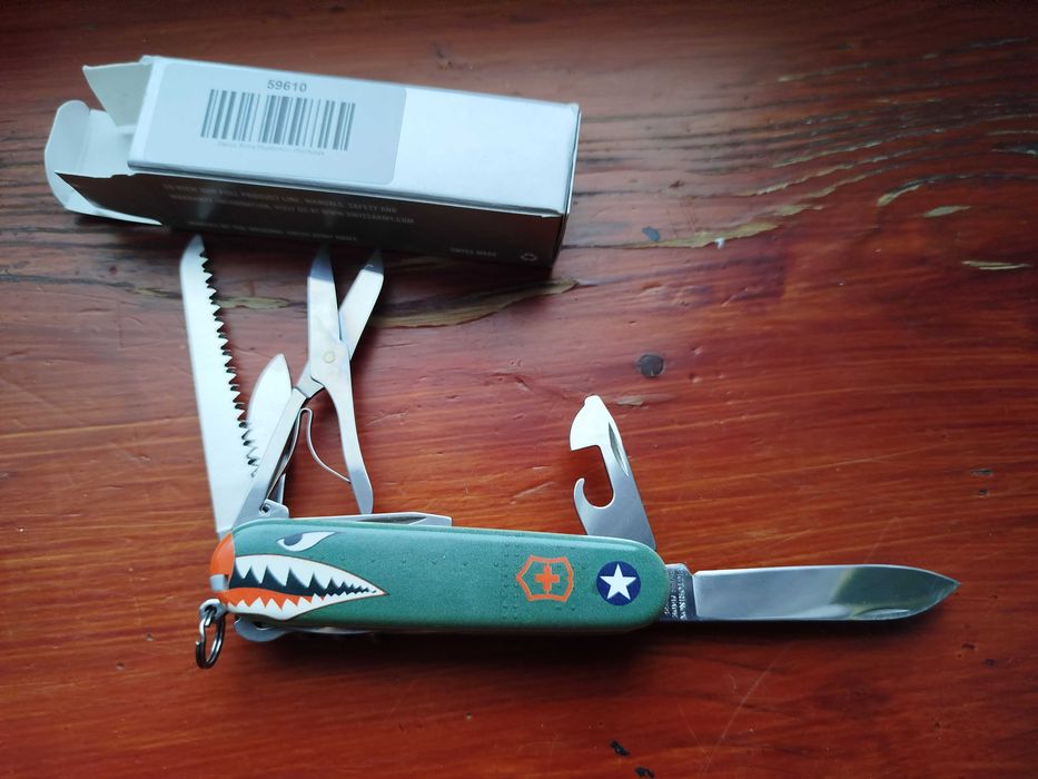 VICTORINOX Huntsman Warhawk