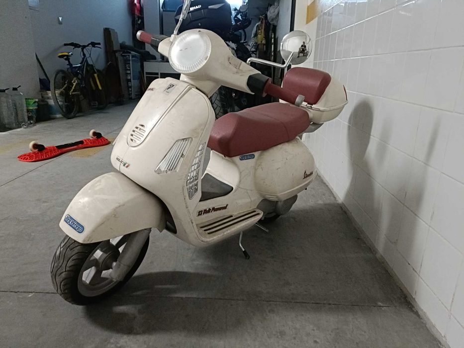 Mota 4 elétrica criança + vespa elétrica de criança. Os 2 com bateria e carregador