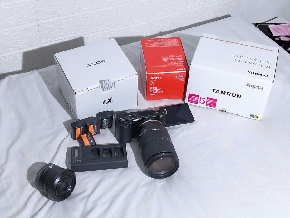 ZV-E10 + 17-70mm 2.8 + 35mm 1.8 e 3 baterias extras