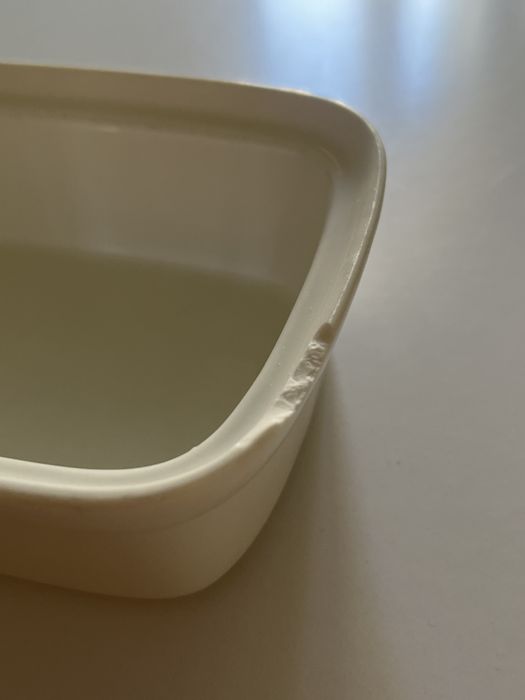 Maselnica z drewnianą pokrywką i ceramicznym nożykiem