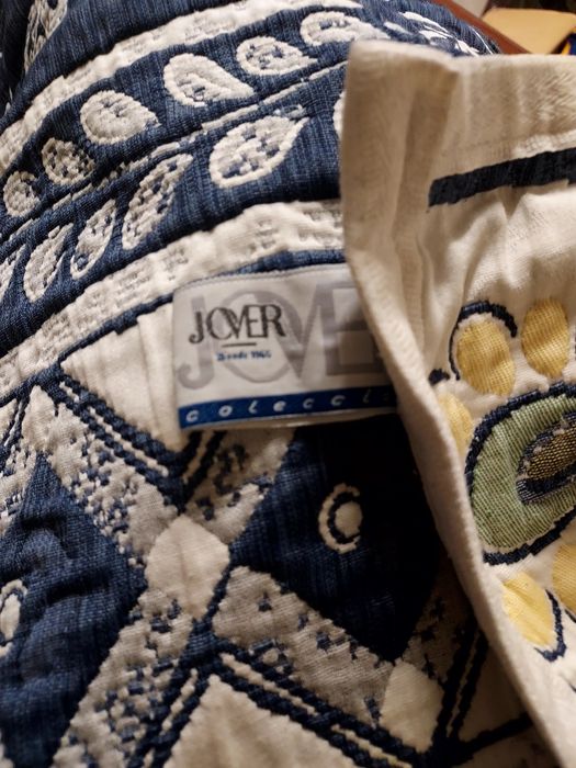 Colcha de corpo e meio com padrões azuis