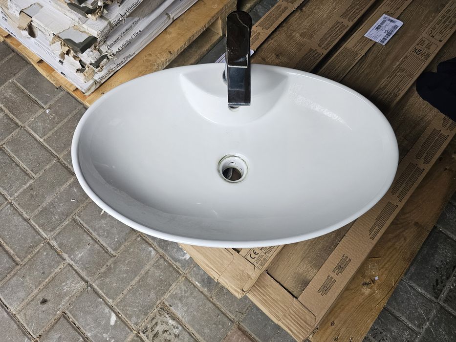 Umywalka nablatowa Kerra z baterią 
.