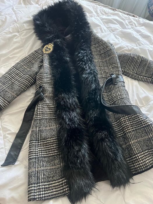 Casaco novo com pelo por dentro.