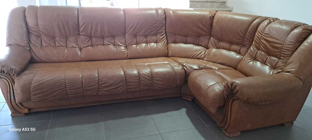 Sofá de canto em pele usada, com sofa-cama