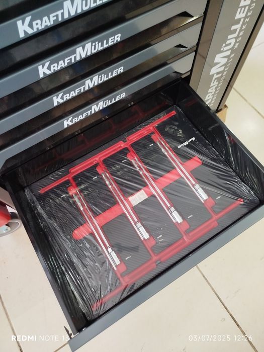 Carrinho ferramentas 7 gavetas cheias e armário marca Kraftmuller