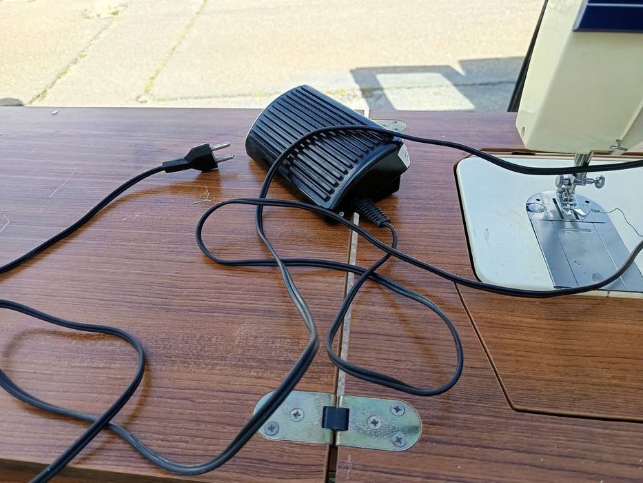 Máquina de Costura Elétrica Singer com Movel