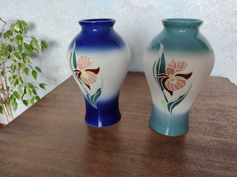Продам пару красивых керамических ваз, в отличном состоянии.