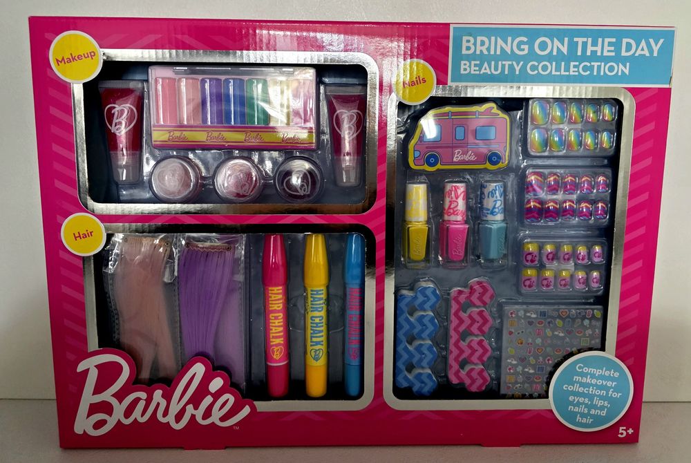 Набір косметики для дівчат Barbie Bring On The Day Beauty Collection.