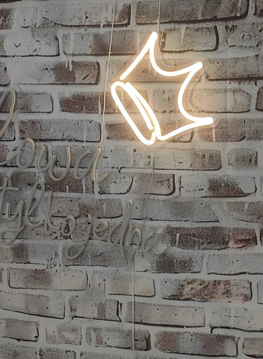 neon, Królowa jest tylko jedna