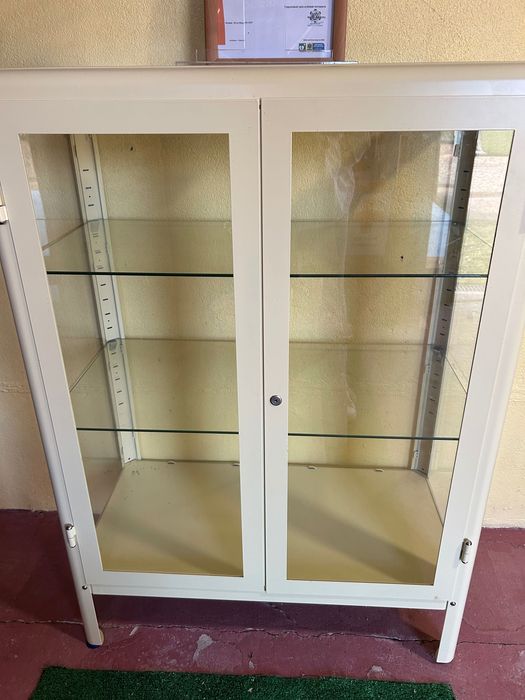 Vitrine do IKEA como nova
