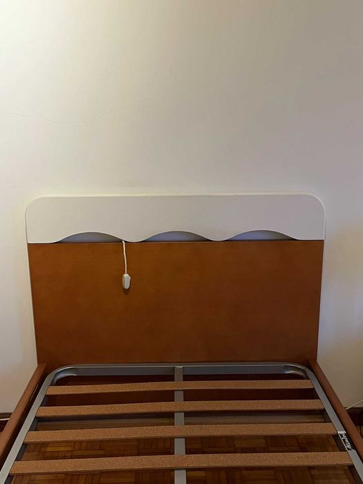 Cama + Mesa de Cabeceira