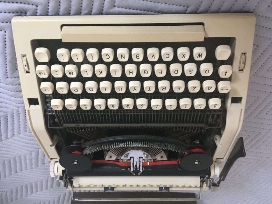 Máquina de escrever (OLIVA 2002)