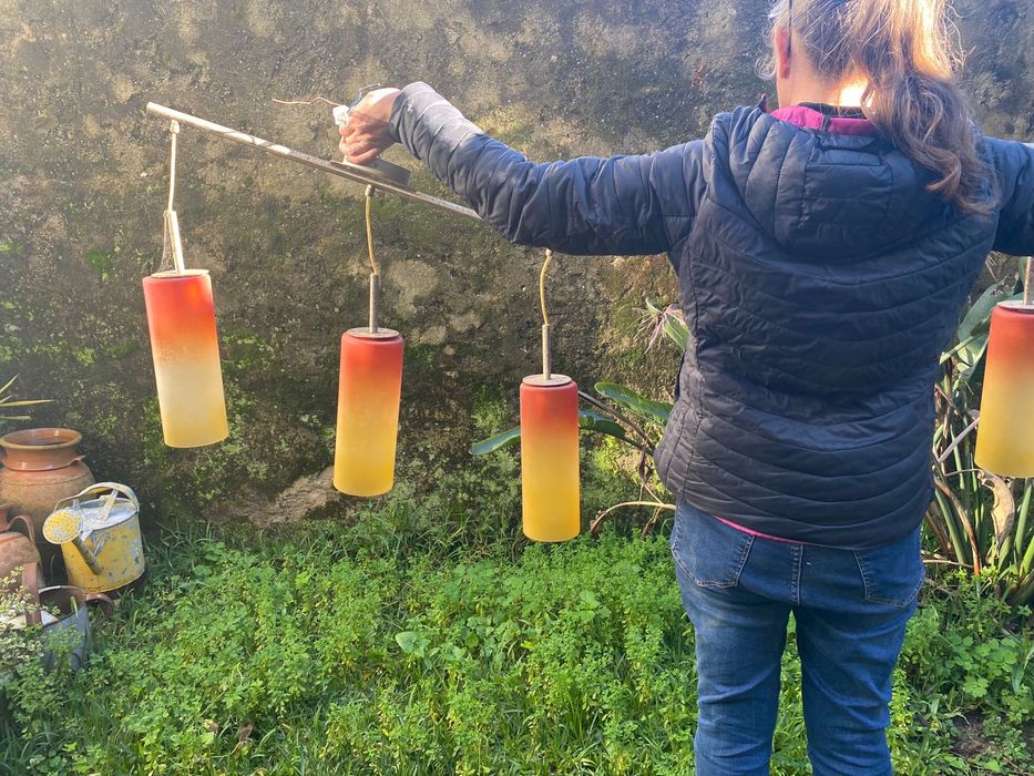 Dois candeeiros de três lâmpadas cada