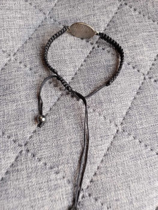 Bransoletka pleciona ze sznurka zaciągana z grafiką czarna