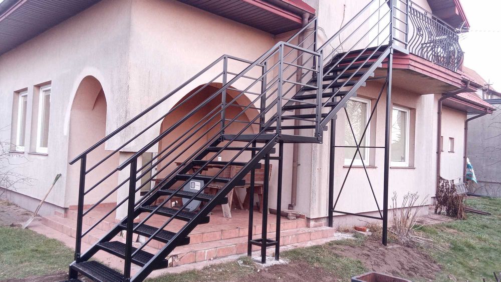 Schody metalowe zewnętrzne z kraty serrated, przemysłowe