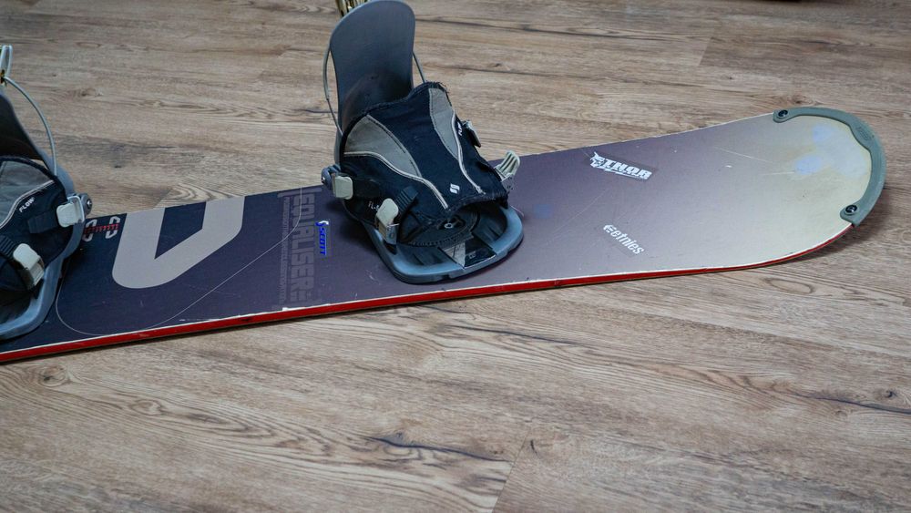 Deska snowboardowa Scott 160 cm z wiązaniami Flow